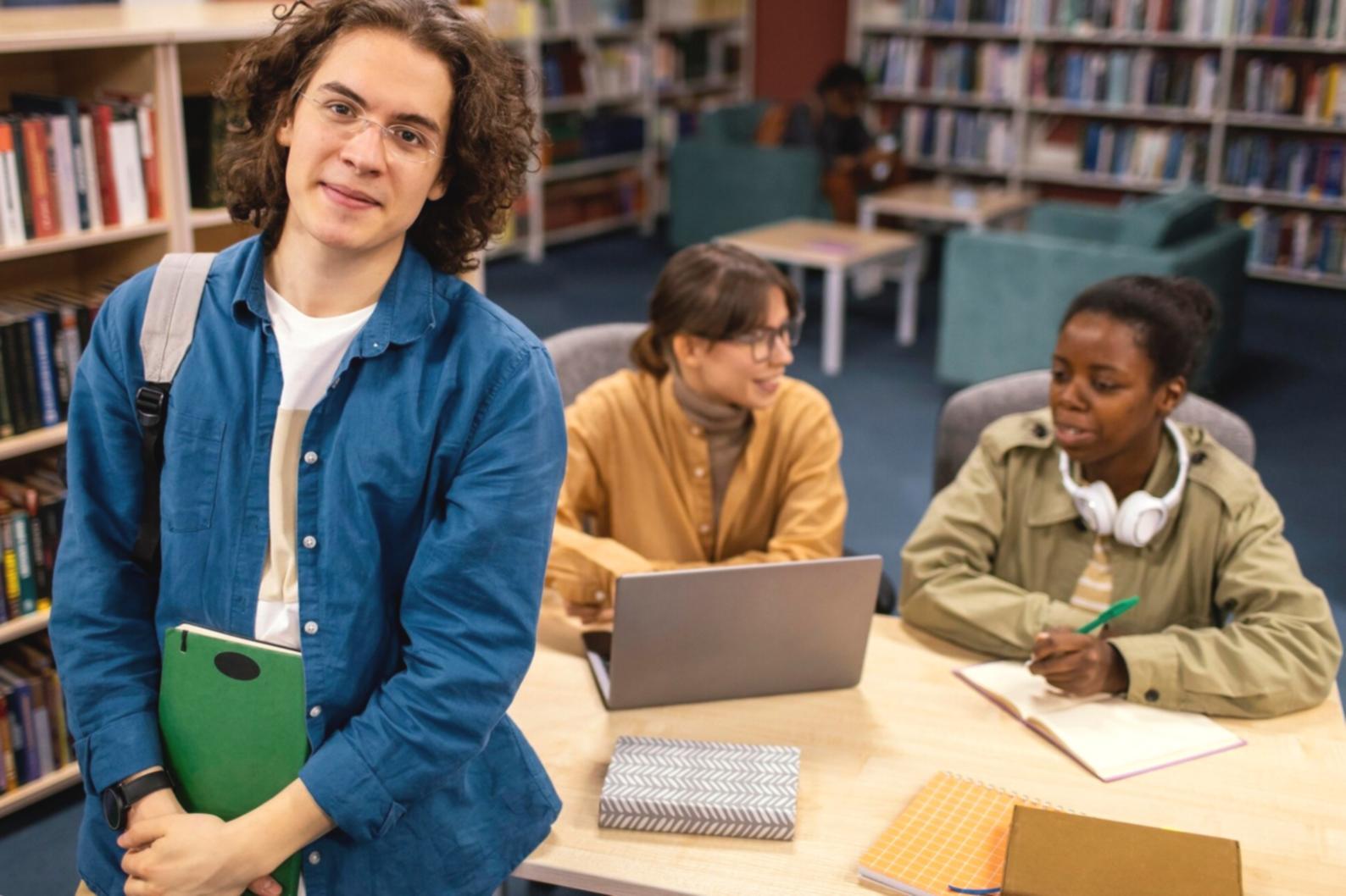 Equipo de consultores financieros trabajando en estrategias empresariales personalizadas