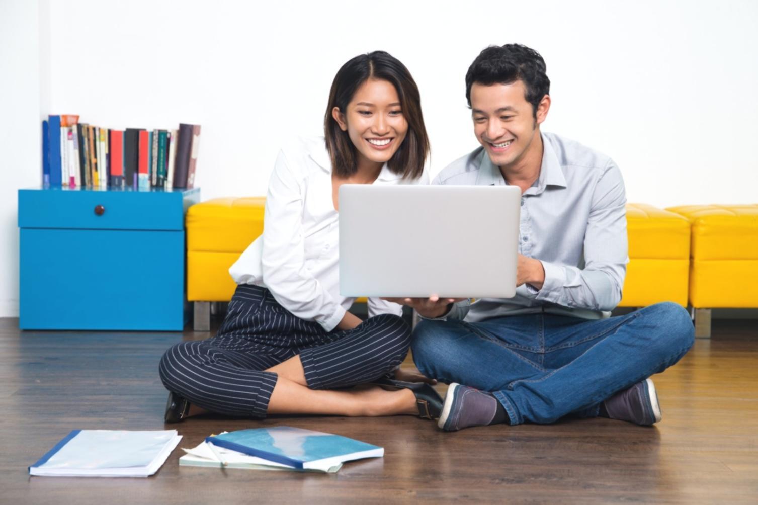 Profesionales trabajando en análisis financiero y planificación empresarial