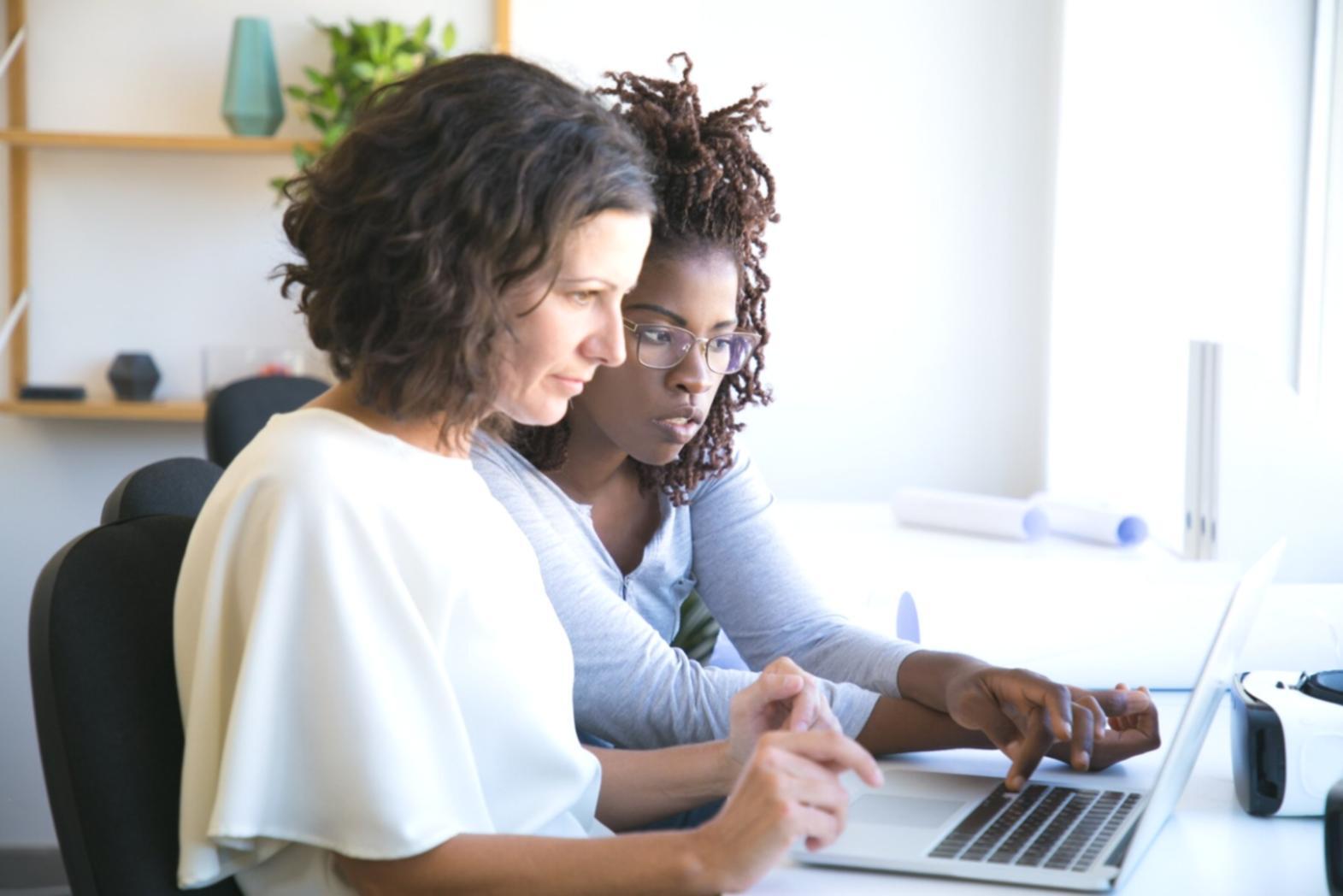 Profesionales analizando estrategias de planificación empresarial
