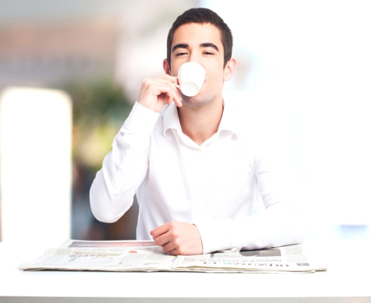 Estudiantes participando en sesión práctica de análisis financiero